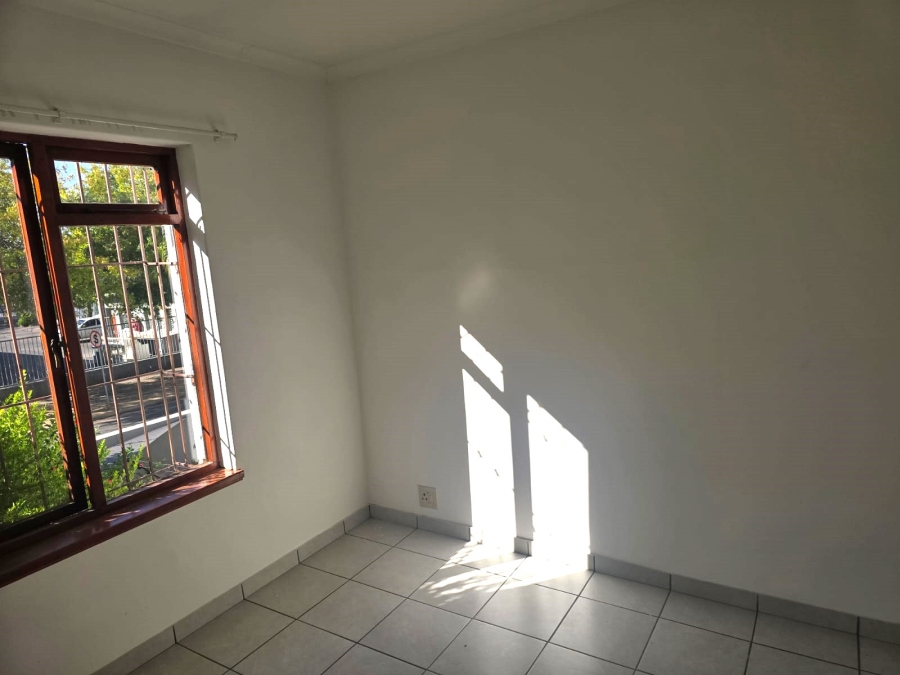 To Let 3 Bedroom Property for Rent in Esterville Western Cape